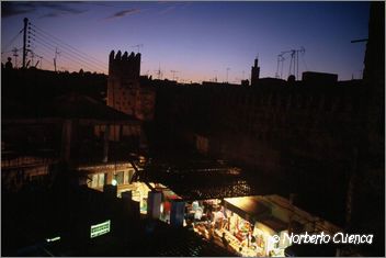 071marruecos 2003-fes-cae la noche en la puerta de la muralla